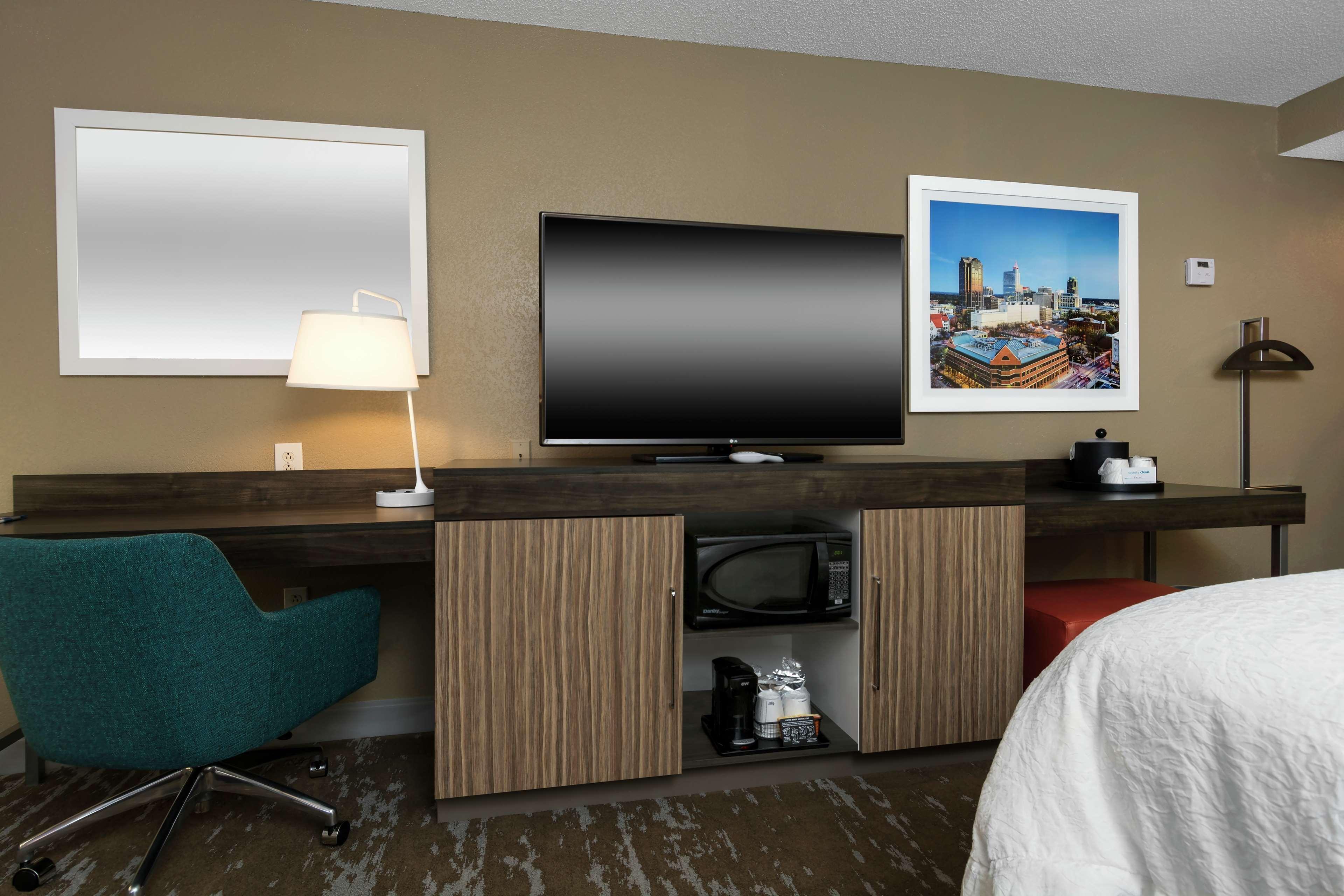 Hampton Inn & Suites Raleigh Cary Lenovo Center Екстер'єр фото