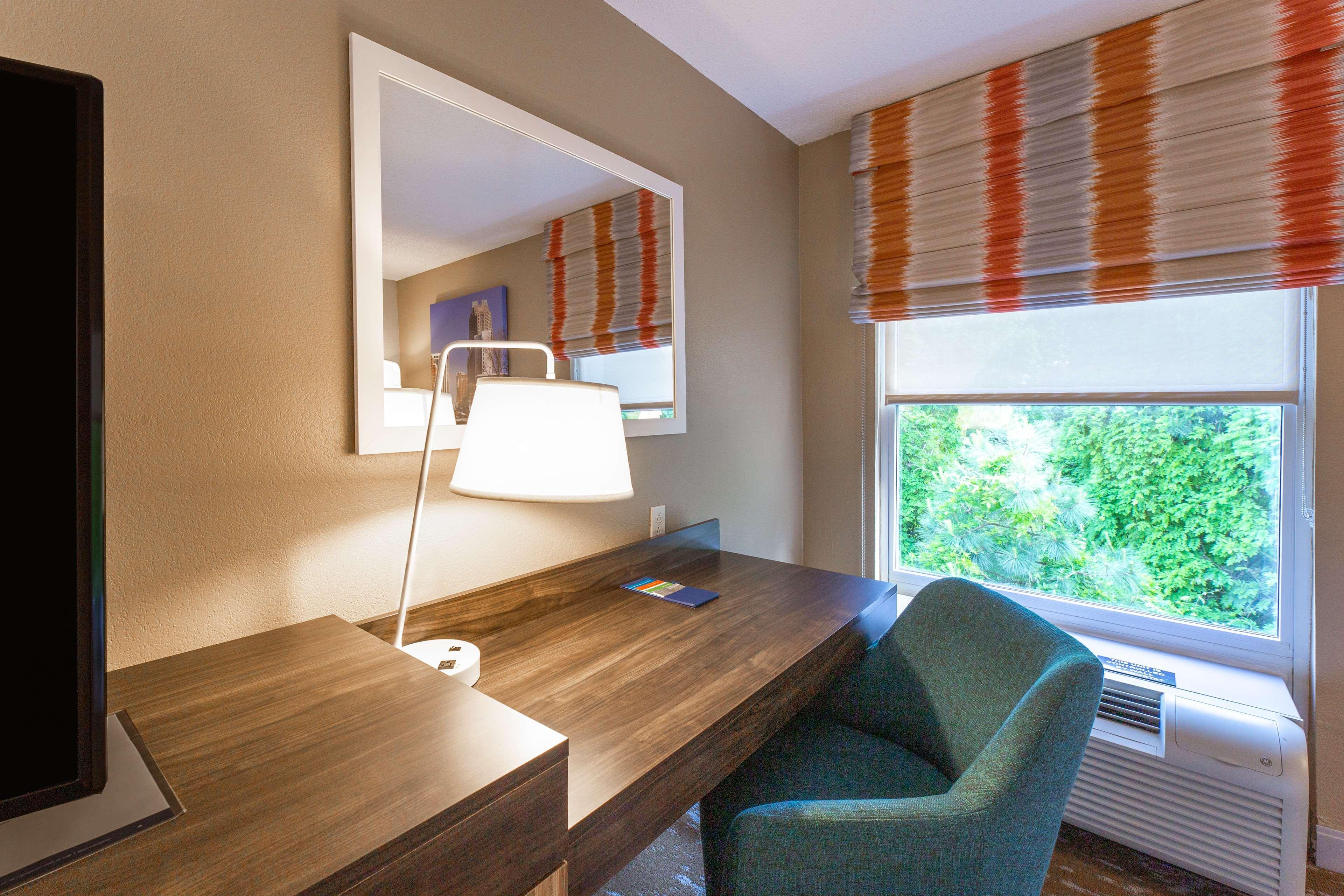 Hampton Inn & Suites Raleigh Cary Lenovo Center Екстер'єр фото