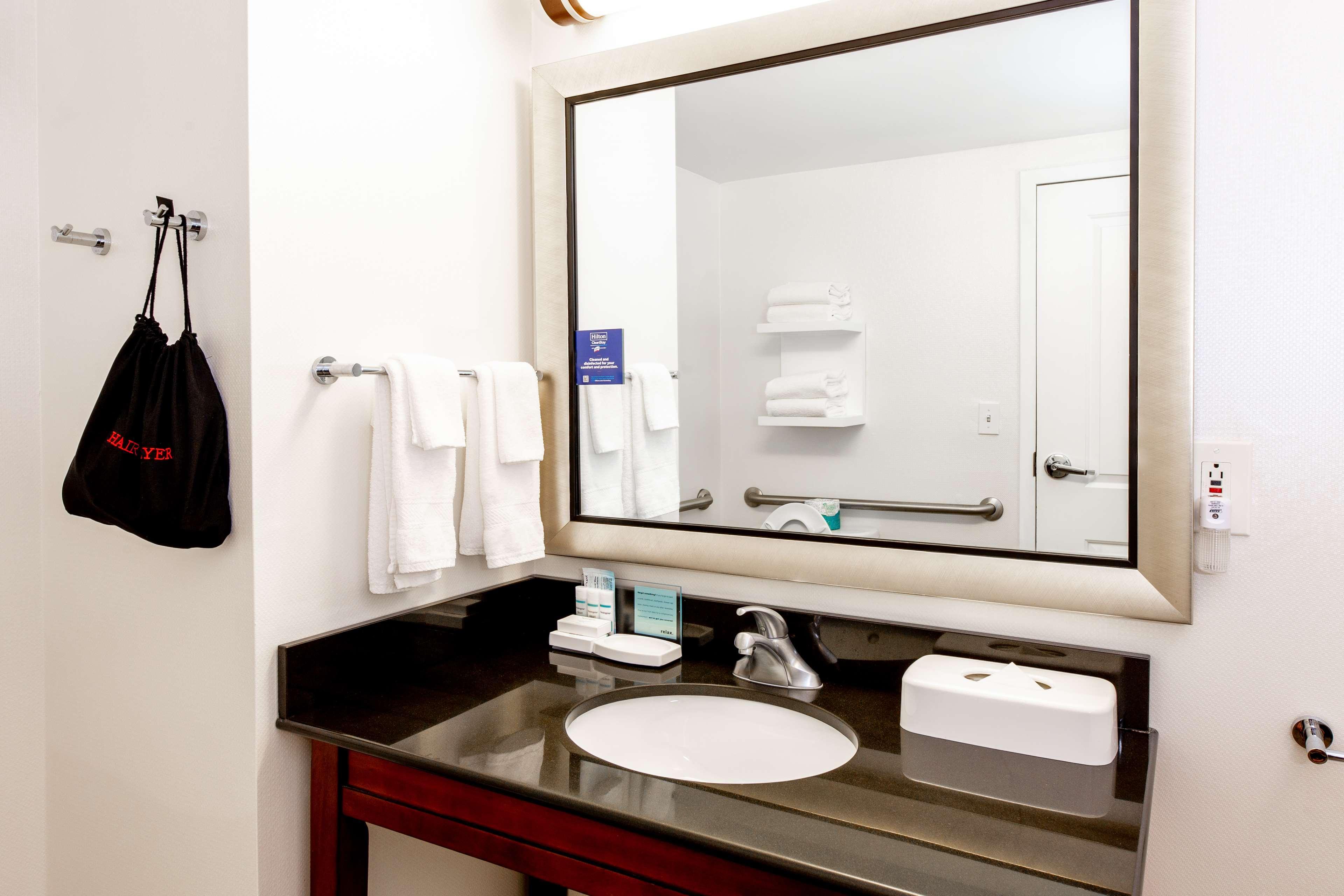 Hampton Inn & Suites Raleigh Cary Lenovo Center Екстер'єр фото