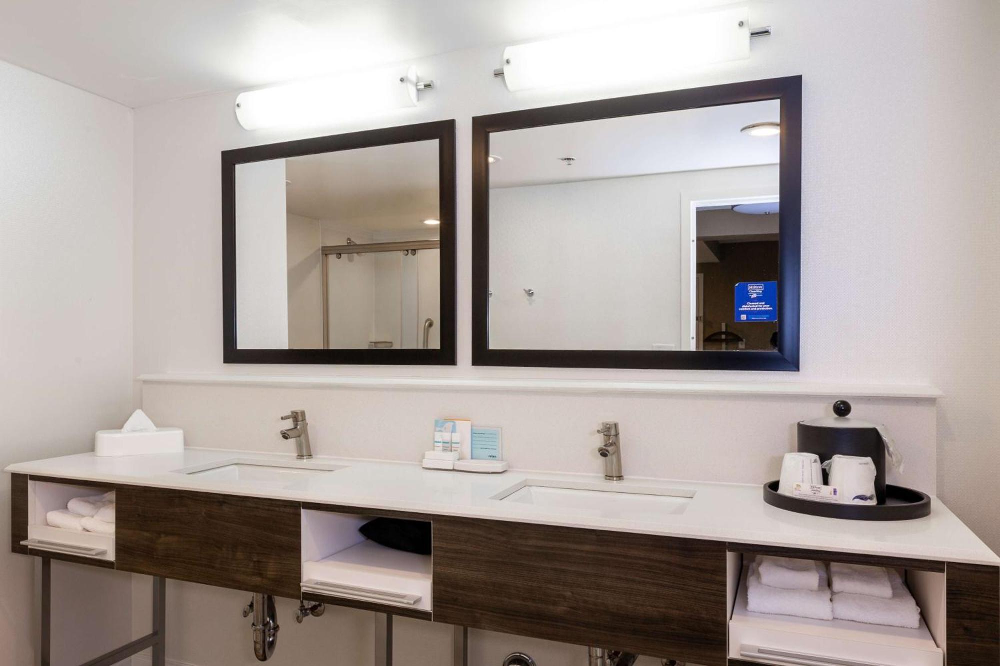 Hampton Inn & Suites Raleigh Cary Lenovo Center Екстер'єр фото