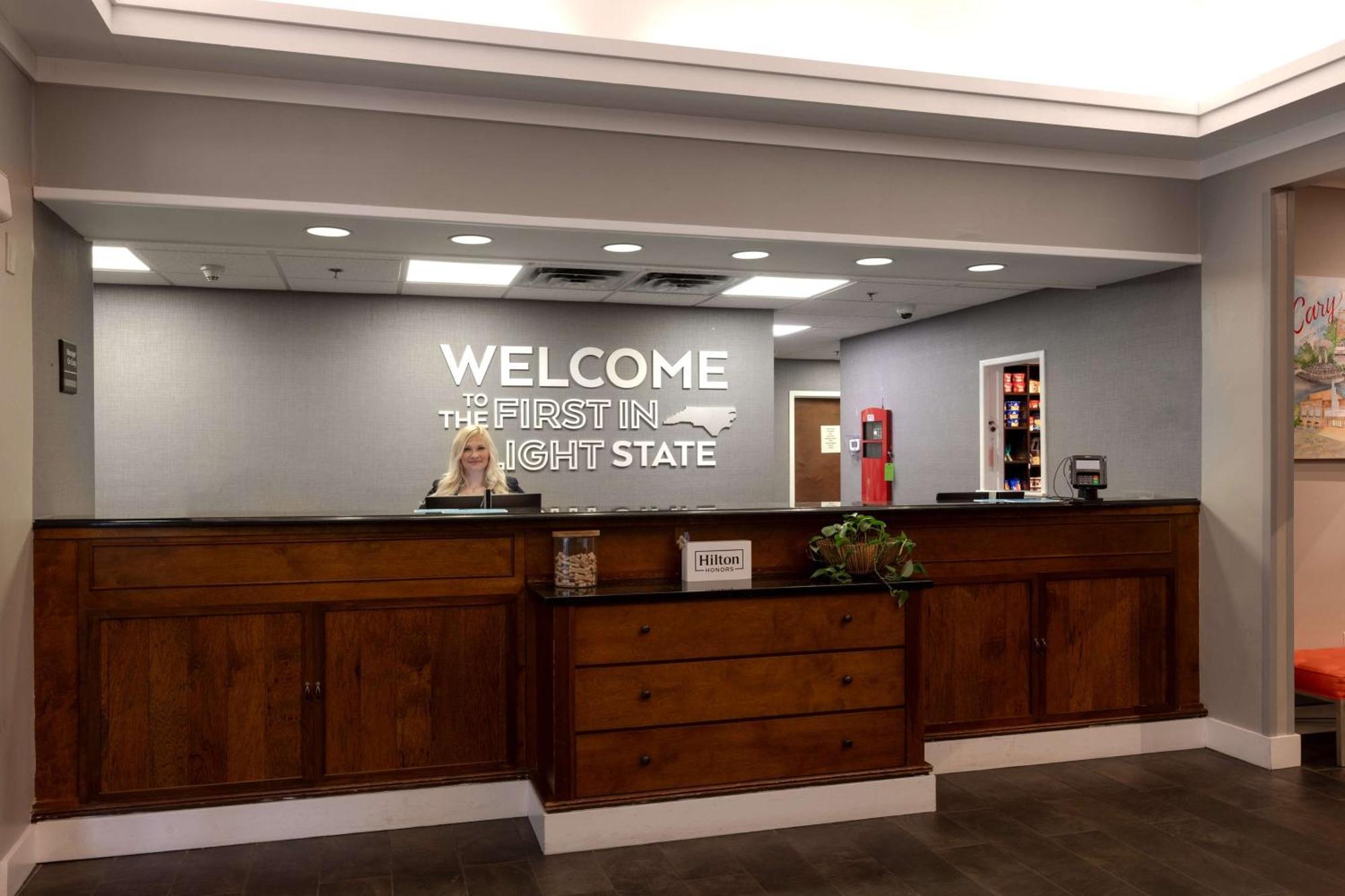 Hampton Inn & Suites Raleigh Cary Lenovo Center Екстер'єр фото